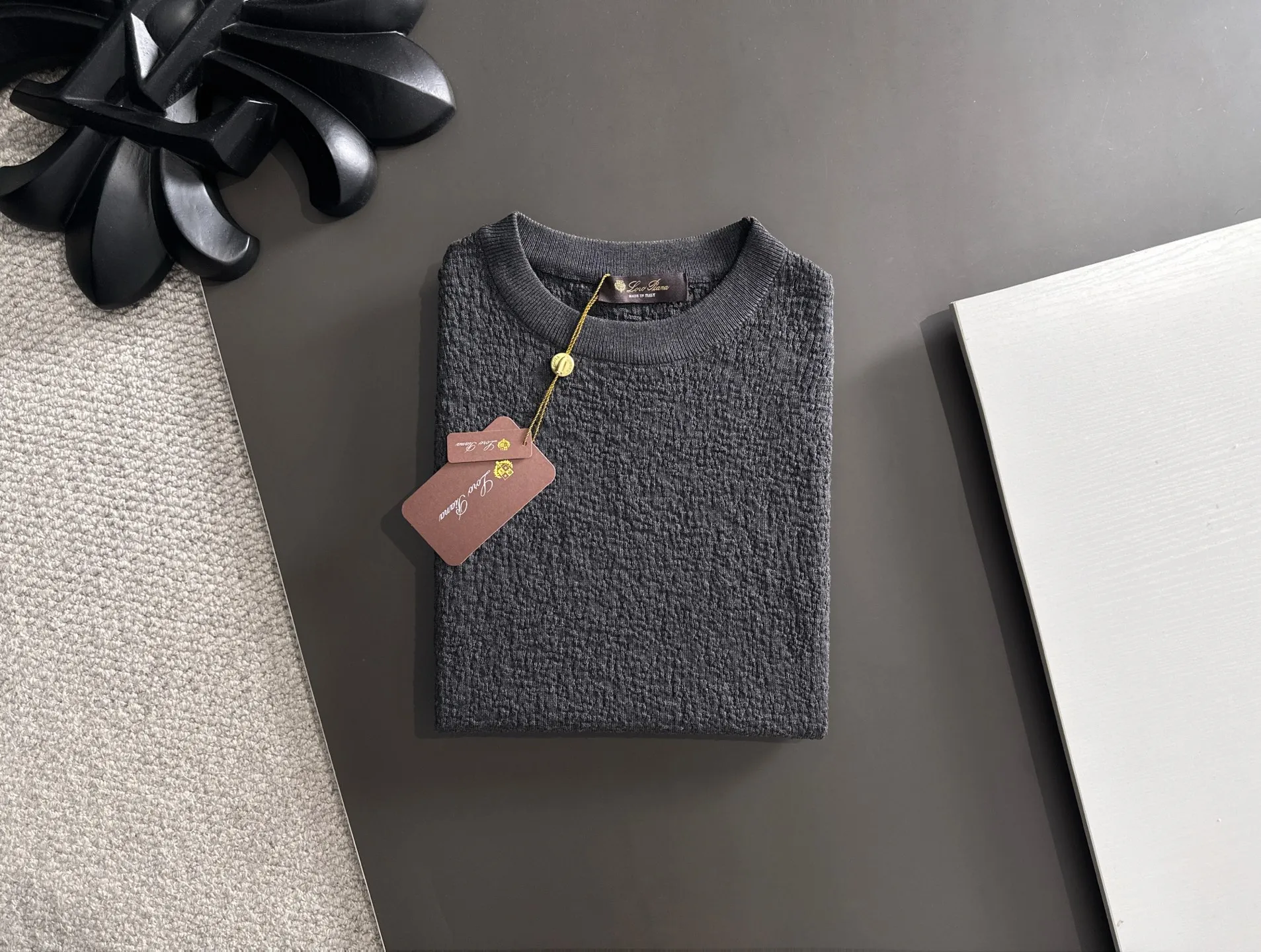 Next day shipment LP high quality Loro Piana 26ss New Arrival men's short-sleeved T-shirt Made of combed cotton yarn knitted cotton fabric, no pressure when entering and exiting the counter Exclusive control of raw materials It feels substantial when weighed, and the upper body is more textured than ordinary T-shirts. This texture can cope with the weather easily and is suitable for both hot and cold! Loose fit design, looks noble. The only correct version is available Size: M to XXXL